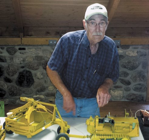 Hobbyist builds miniature construction equipment from scratch