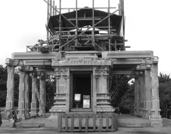 Artisans build Hawaiian stone temple by hand
