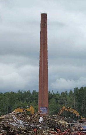 Restoration Environmental Contractors take down smokestack at former Phillips Cable facility in Brockville