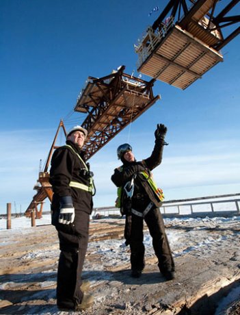 Ruskin Construction builds bridge across Mackenzie River, Northwest Territories