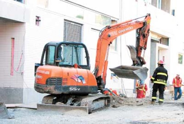 Excavator operator strikes gas line at Vancouver job site