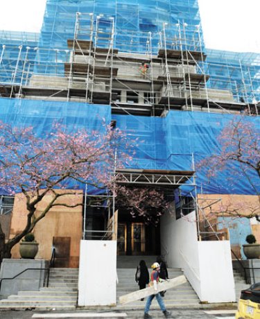 Contractors busy restoring Vancouver city hall's historical facade