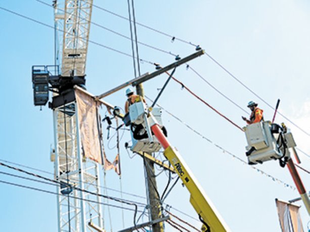 Tower crane strikes power line in Vancouver