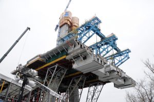 Crews working on the Cartier Bridge completed installation of the superstructure of the back-span between the St. Lawrence River and the main pylon in April. The back-span serves as a counterweight to the main span and is 200 metres long.