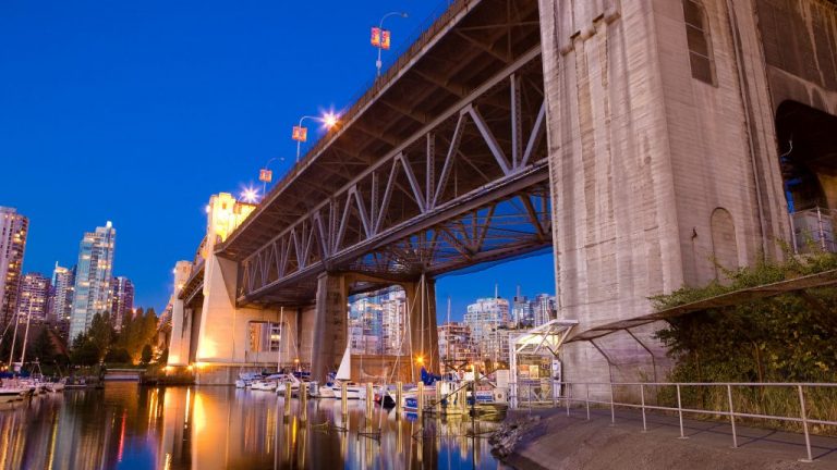 Vancouver’s iconic Burrard Bridge has netted Graham Infrastructure LP a silver VRCA Award of Excellence in the General Contractors - $15 to $50 million category for its rehabilitation work on the structure.