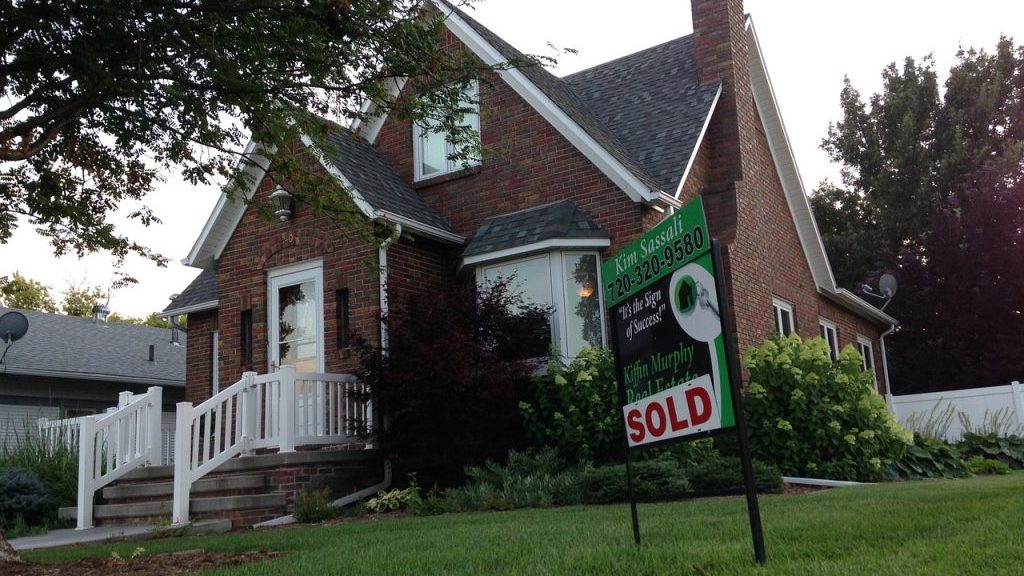 Canadian home prices forecasted to be flat this fall amid high interest rates: report