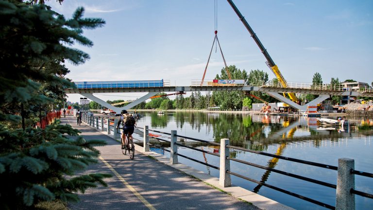A new multi-use pedestrian and cyclist bridge over the Rideau Canal in Ottawa will link two midtown communities and improve access for users of the city’s extensive network of pedestrian pathways. Construction is scheduled for completion this fall on the $21-million project. The contractor is Pomerleau.