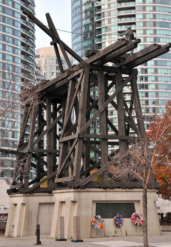 Standing solemnly by Toronto’s downtown railway corridor, the Chinese Railroad Workers Memorial, with its bronze figures by Eldon Garnet and Francis LeBouthillier, brings together elements of 19th century railway design with the cultural significance of a traditional Chinese paifang to commemorate the largely uncelebrated contributions of more than 17,000 railroad workers who helped unite the country.