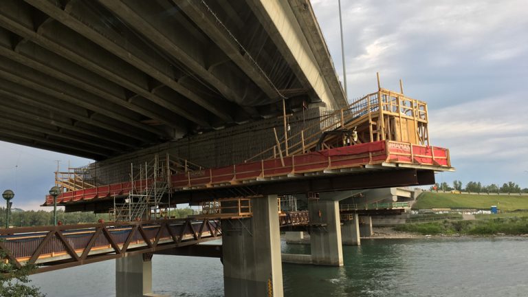 When restrictions prevented Graham 鶹ýion from working in Calgary’s Bow River, the Crowchild Trail Short-Term Improvement project team created suspended platforms to get access.