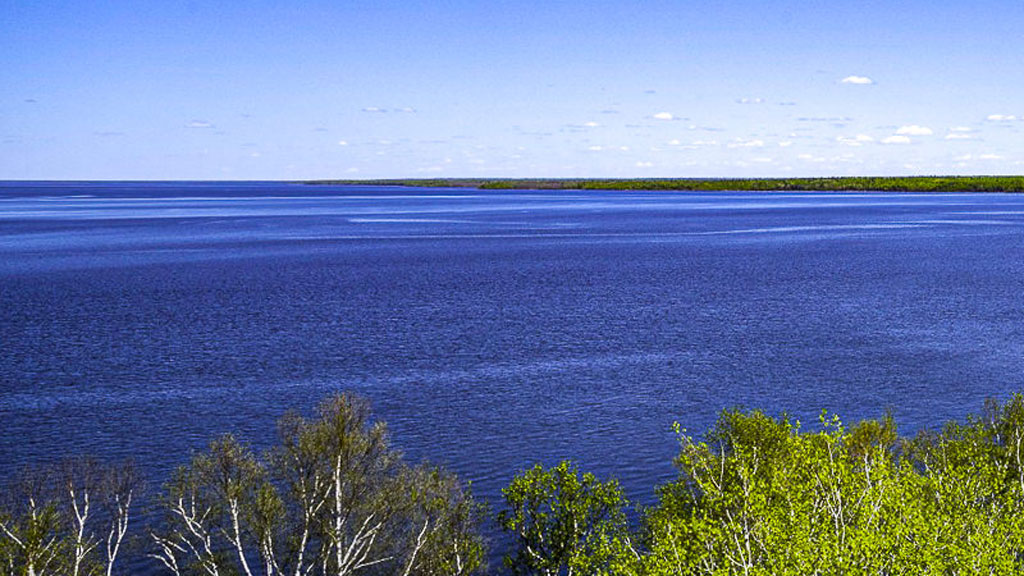 Crews work to improve lake, lagoon water flow in Manitoba