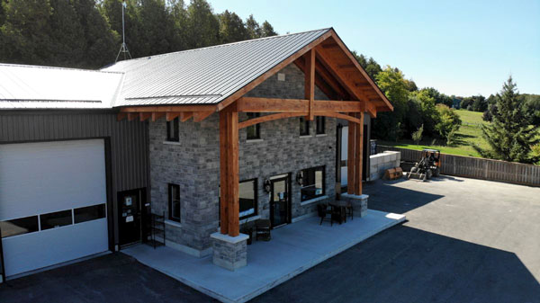 The Canadian Farm Builders Association presented the Commercial-Institutional Award to Gara Farm Buildings for a 6,500-square-foot fully equipped auto service centre.