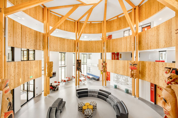 The three-storey student housing building is made up of modular student housing units grouped around a purpose-built central atrium. The lobby space hosts gatherings and celebrations. Each of the residence’s three levels are connected by house posts.