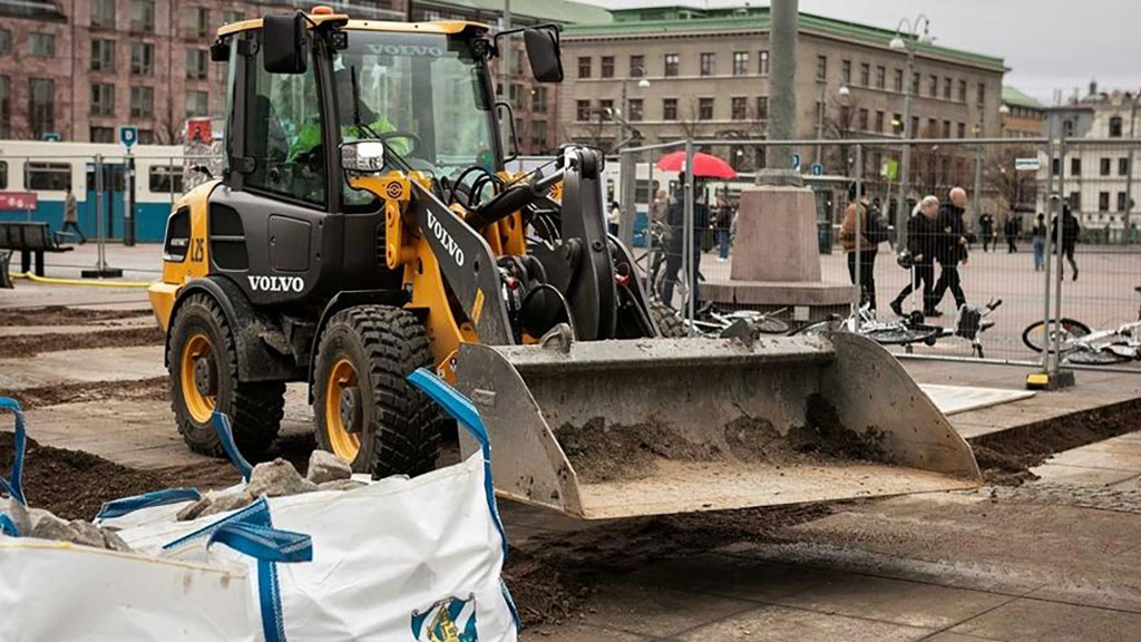 Pictured is an L25 electric wheel loader on Volvo’s E-Worksite in Sweden. 