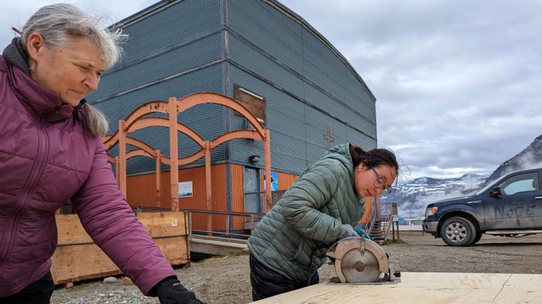 Course organizer Cathy Lee (left), who is also the hamlet’s high school principal, teamed up with Alan Kilabuk, a local instructor and experienced carpenter, to put on the course in the Far North village of 1,500 residents.