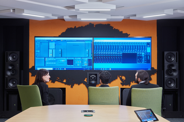 The PinDrop room is elevated on layers of insulation and cement board placed on pads that isolate the floor from the building’s structure below. Double stud walls and ceilings are covered with multiple layers of sheetrock, insulation and broadband acoustical panels that absorb a wide range of frequencies evenly.