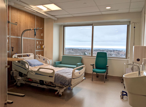 The new facility has 215 inpatient beds for surgical, medicine and mental health programs, and two storeys of outpatient clinics. Eighty per cent of patient rooms are single occupancy which allows for better privacy and infection prevention measures.