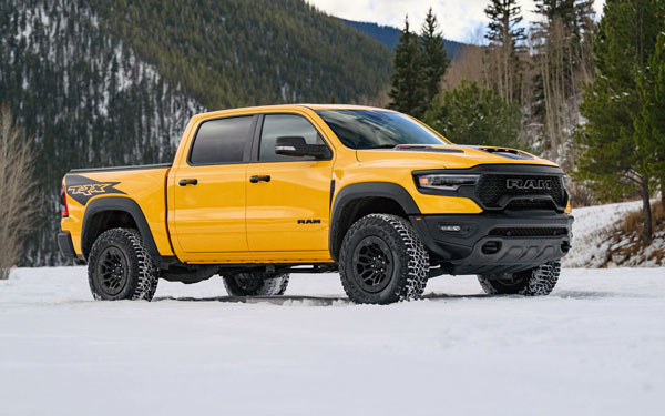 2023 Ram 1500 TRX浩劫版的建议零售价为104,550美元，象征着北美皮卡车越来越大的尺寸和豪华程度。