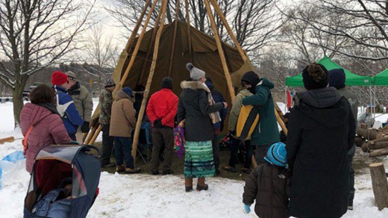 Indigenous-led联盟已经建立起了一个帐篷,照顾一个神圣的火Pearen公园,一天24小时,一周7天。