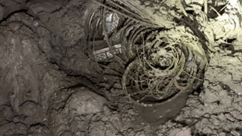 Crews free section of trapped micro-tunnelling boring machine