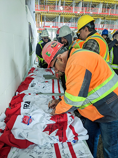Following a safety breakfast, workers learned about spotting the signs of declining mental health in co-workers, family and friends. Workers also took the time to sign League of Champions jerseys to reiterate their commitment to working safe.
