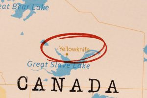 ‘Ghost town’: thousands continue to flee Yellowknife as wildfires loom
