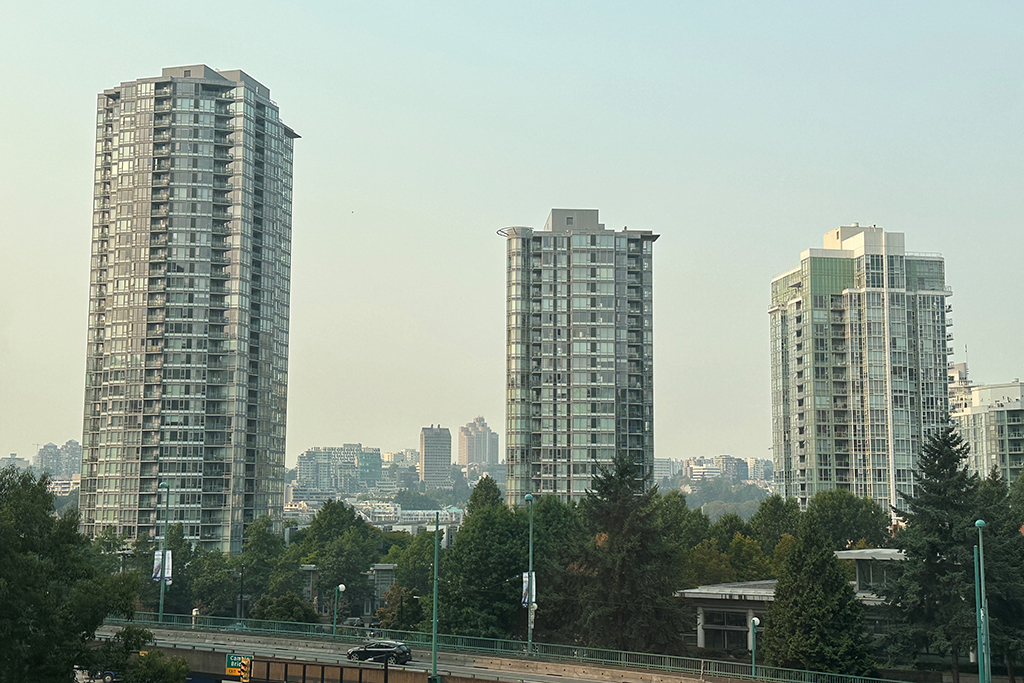 Smoky conditions help B.C. fire fight, causes Metro Vancouver air quality advisory