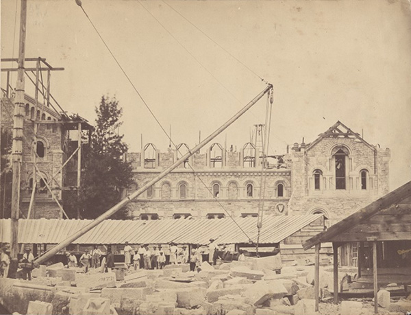 The south front of University College under construction. The image shows the front side of the south wing east of the central tower in the summer of 1858.