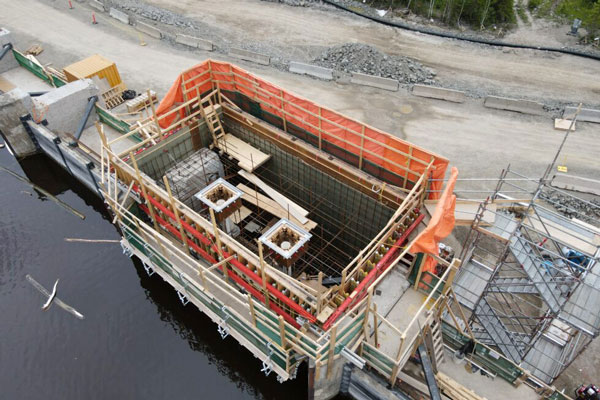 Most of the work at the dam involves heavy civil construction. The sluice gates, which can be raised and lowered to control the flow of water, are being removed and replaced. Each is 13-by-10-metres and weighs 70,000 kilograms. The project will require 600 tons of rebar and 7,500 square metres of formwork.