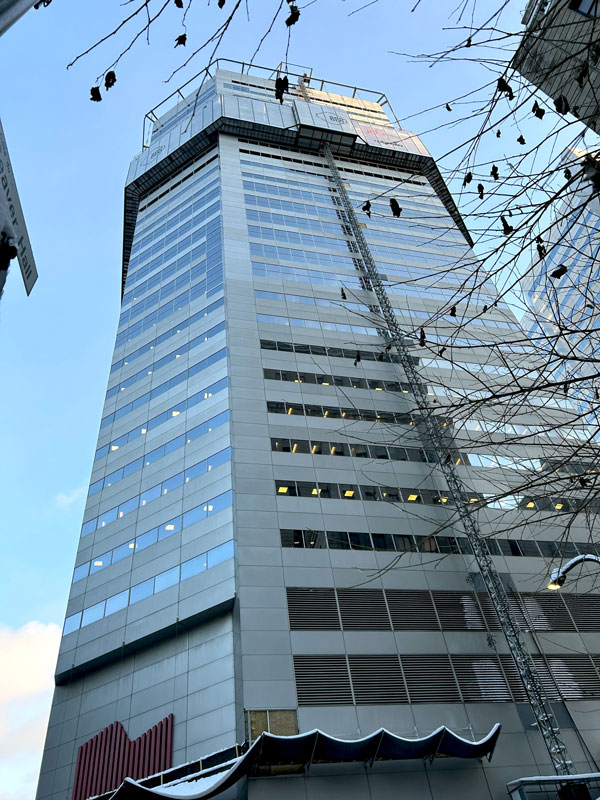 Consisting of a 10-metre-tall-by-2.5-metre-wide steel frame structure covered in a polycarbonate wrap, the craneless sheltered platform contains two decks so crews can work on two floors at a time on the 28-storey tower at 600 De La Gauchetiere West.