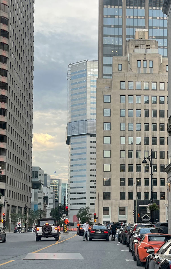 Upbrella’s platform system is suspended on cables from a load-bearing structure installed on the building’s roof.