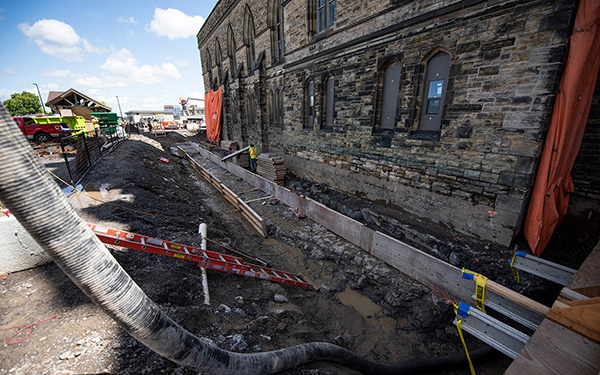 Upgrading Centre Block to meet modern seismic standards involves excavation work around the building’s foundation. The entire building will eventually float on a grid of steel and reinforced concrete, which will rest on shock-absorbing base isolators.