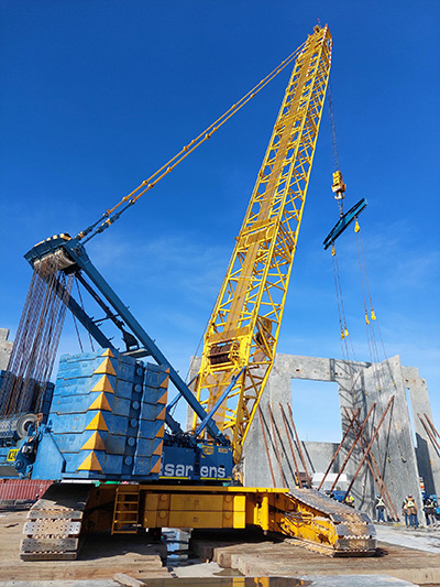 A Liebherr LR1400 crane was used by Sarens to place 40-ton slabs for construction of a new concrete tilt-up building in Richmond, B.C.