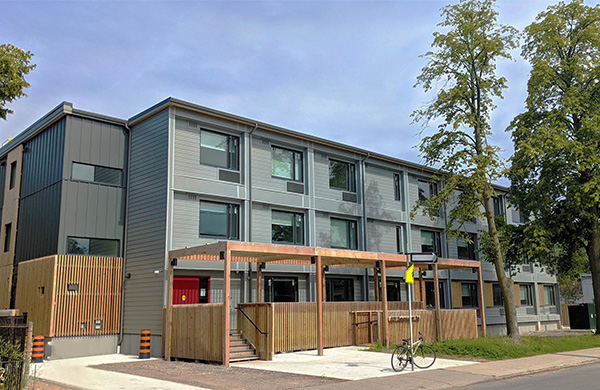 A as part of the Housing Now initiative implemented by the City of Toronto in 2019, 11 city-owned sites were identified as affordable housing. NRB was chosen to design, manufacture and install 100 modular units of permanent supportive housing as part of the pilot project.