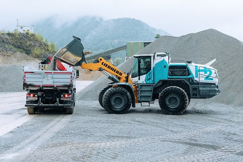 Germany equipment maker Liebherr has debuted and demonstrated what it says is the world’s first prototype of a hydrogen-powered large wheel loader.