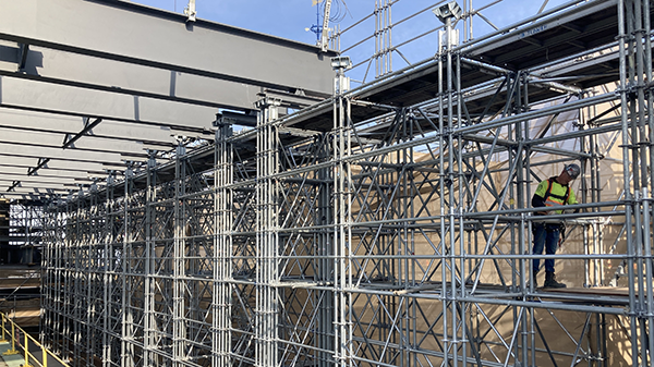 Stonemasons continue to work on the east and west façades. The scaffold roof enclosure on the west side is complete, and the scaffold in the east courtyard is nearing completion.