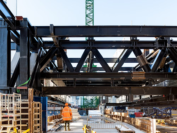 Vierendeel trusses transferred the building’s load to either side of the underground A38 Queensway Tunnel roadway.