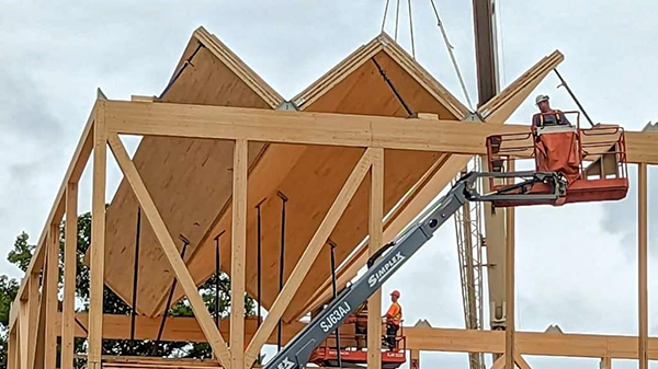 The town hall folded plate roof was assembled in a “sawtooth” manner like a house of cards, with one section supporting the next as each was dropped in place by crane.