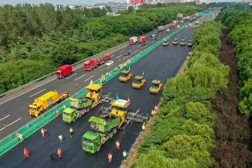 A 10-vehicle parade of robotic machines built a 158-kilometre stretch of highway in China, all in one pass.