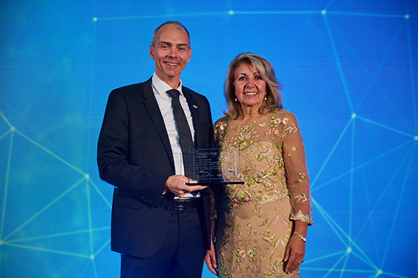 ACEC past-chair Jerome Pelletier presented the Chair’s Award to Catherine Karakatsanis of Stantec, who was the first woman to be president of FIDIC, the International Federation of Consulting Engineers, and the only Canadian.