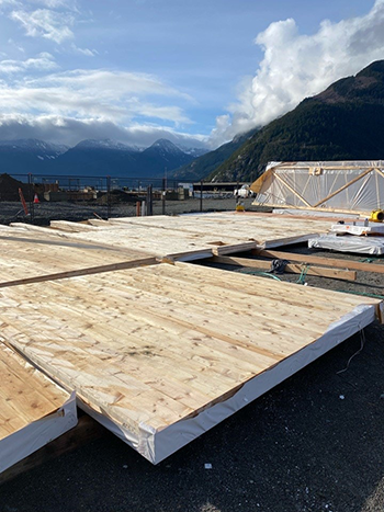A unique laydown yard was created for the prefabricated elements of the build. Kalesnikoff provided 85 cubic metres of Douglas Fir Glulam and 501 cubic metres of Spruce-Pine-Fir cross-laminated timber, all sourced within 100 miles of the construction site.