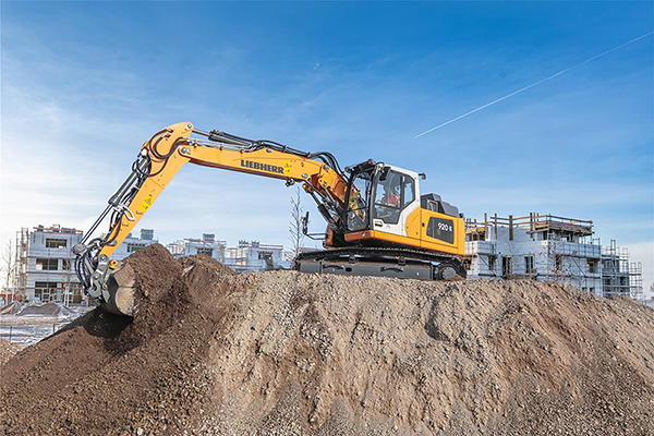 Liebherr’s R 920 G8-E offers operating time of six to eight hours without intermediate charging and a futuristic operator’s cab with large windows and ergonomic comfort.