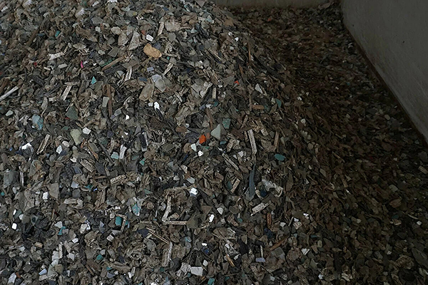 The first step in Weinert’s glass recycling process involves separating out impurities like plastics and PVB films.