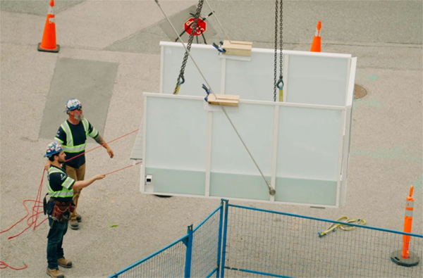 The Sapphire balconies that are installed at Vienna House are “thermally broken.” Because they are attached to the building with hooks, slide-on brackets and suspension rods, the balconies transfer very little heat to the outdoors.