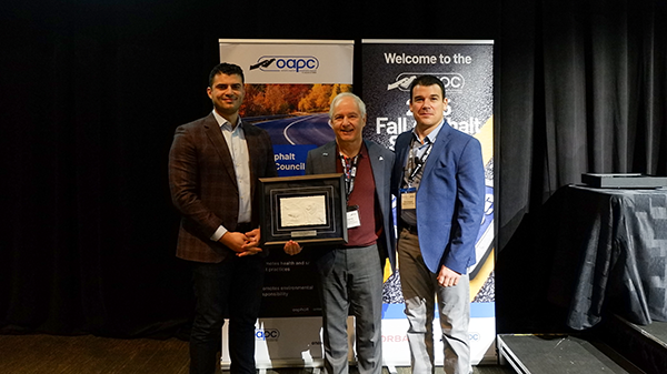 ORBA chief executive officer Walid Abou-Hamde (on the left) and OAPC chair Chris Campbell (on the right) presented the King Beamish Excellence Award to Canadian Asphalt Industries senior technical adviser Fernando Magisano at the OAPC’s fall seminar.