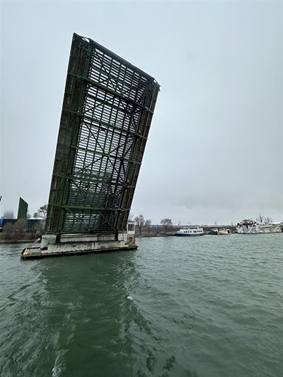 The bridge consists of a 37-metre-long Warren Through Truss Bascule span (a lift bridge activated by counterweights) and a 43-metre-long steel girder approach span on both the north and south ends.