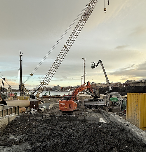 Work is well underway at Victoria, B.C.’s Inner Harbour as the second phase of the $416-million Belleville Terminal Redevelopment Project moves forward. A tower crane, roughly 58 metres tall with a boom that has a working radius of 80 metres, is now up and running at the site, lifting materials, equipment and structural components into place.