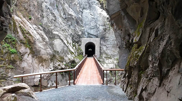 Following the 2021 storms, the bridges – Bridges 1 and 2, as they are called – were checked for damage. The flood had caused Bridge 1 to suffer erosion and material loss. In addition, rockfalls undermined its stability and led to partial structural failure.