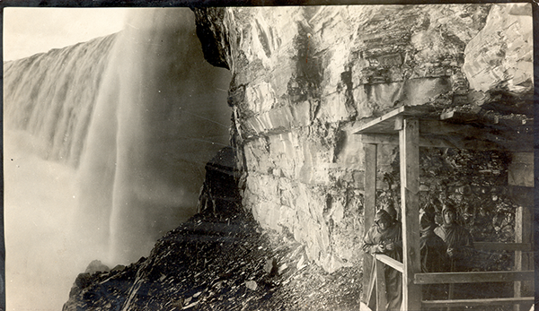 In 1903, a new scenic tunnel was constructed as part of an agreement with the Ontario Power Company to support hydroelectric power generation. That tunnel was then closed to the public during the Second World War and following an inspection in 1944, it was abandoned.